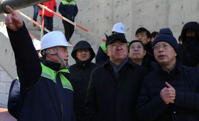 北京市副市長(zhǎng)隋振江調(diào)研華清地?zé)峒瘓F(tuán)所承擔(dān)建設(shè)的北京城市副中心地?zé)帷皟赡堋表?xiàng)目